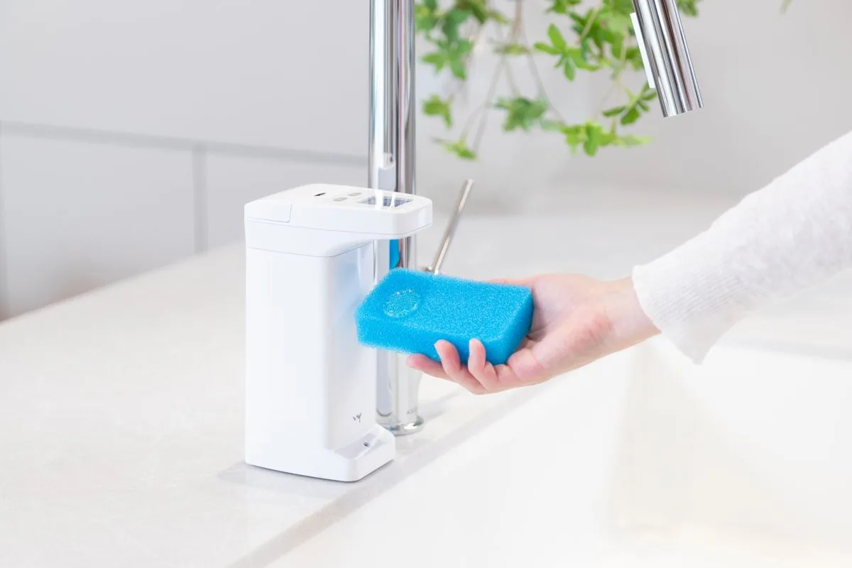 スポンジをかざすだけで洗剤が自動で出るWYオートディスペンサーとキッチンの蛇口