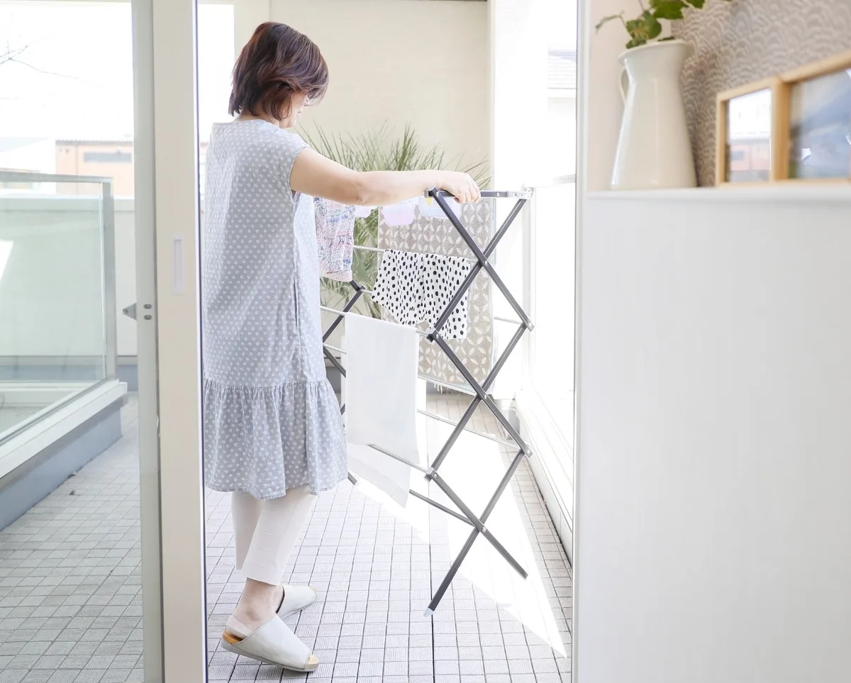 変わりやすい天気の時は、物干しスタンドで外干しと部屋干しをラクラク切り替え！