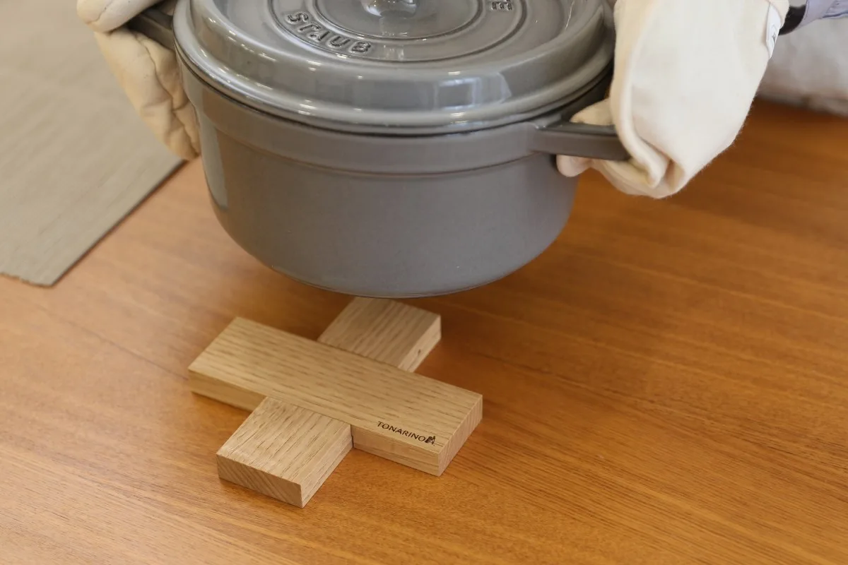 【NEW】外してコンパクトに収納できるプラスの形の「木の鍋敷き」が新発売