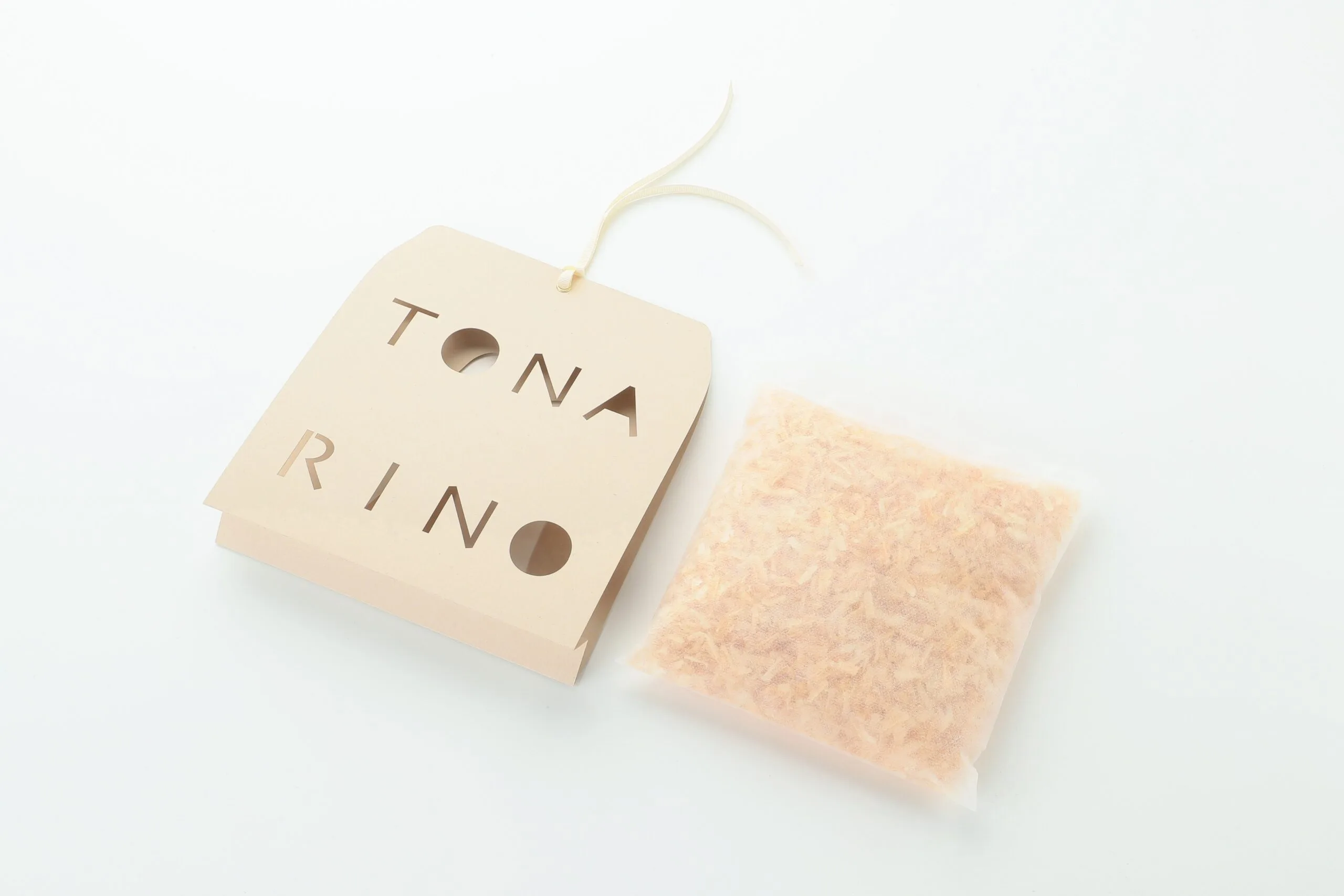TONARINOのペーパーホルダーとヒノキおがくず入り除湿パックの単品セット全体像