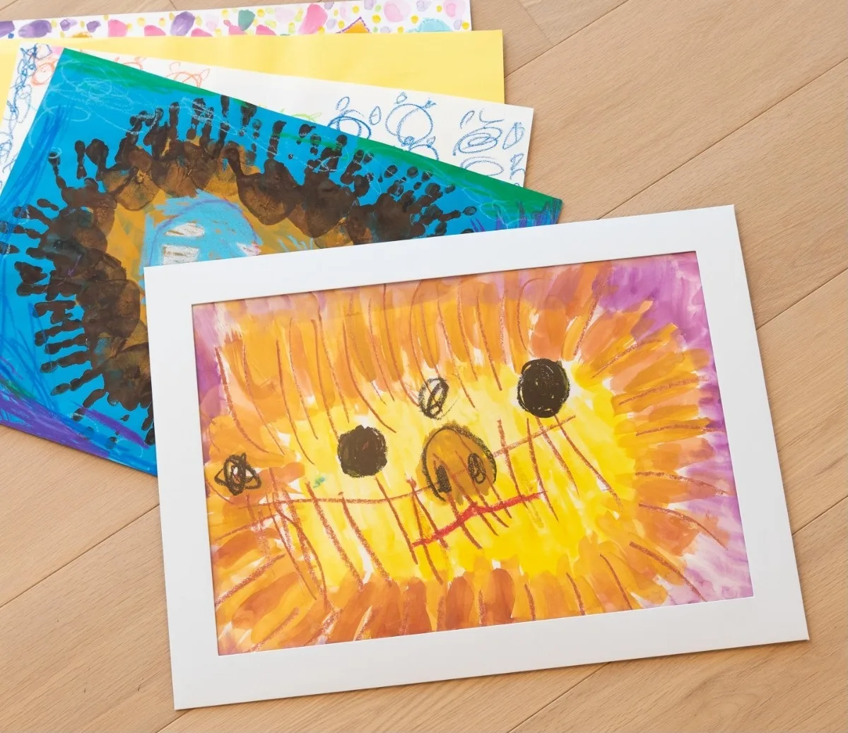 4つ切り画用紙サイズの子どもの絵がペーパーフレームの台紙に収まった状態