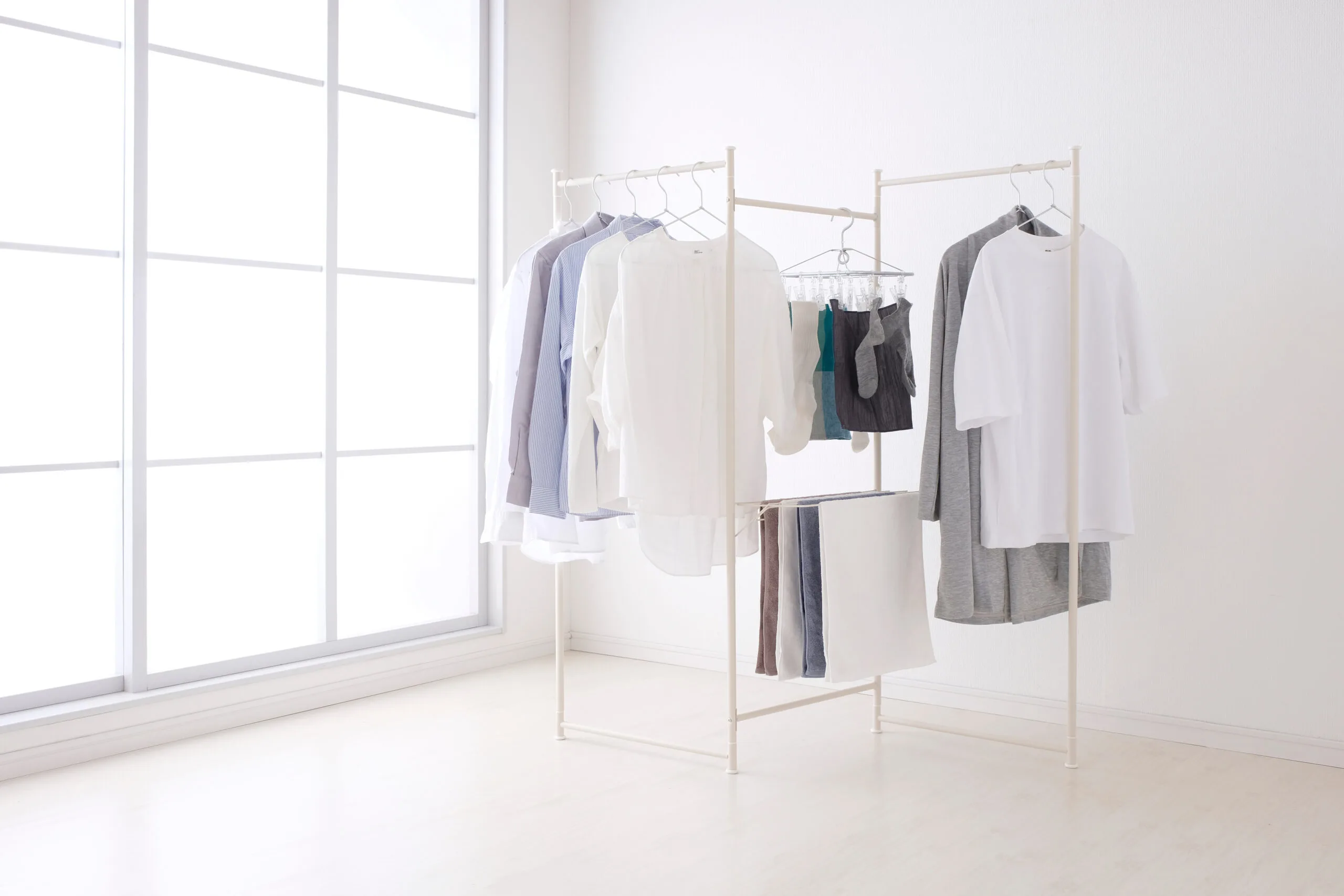 部屋干しのメリットデメリットは？部屋干しのコツや便利アイテムで洗濯をもっとラクに。