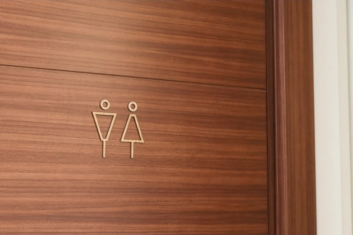 ウォールナット材のドアに栗色天然木トイレサインプレートを貼り付けた使用イメージ