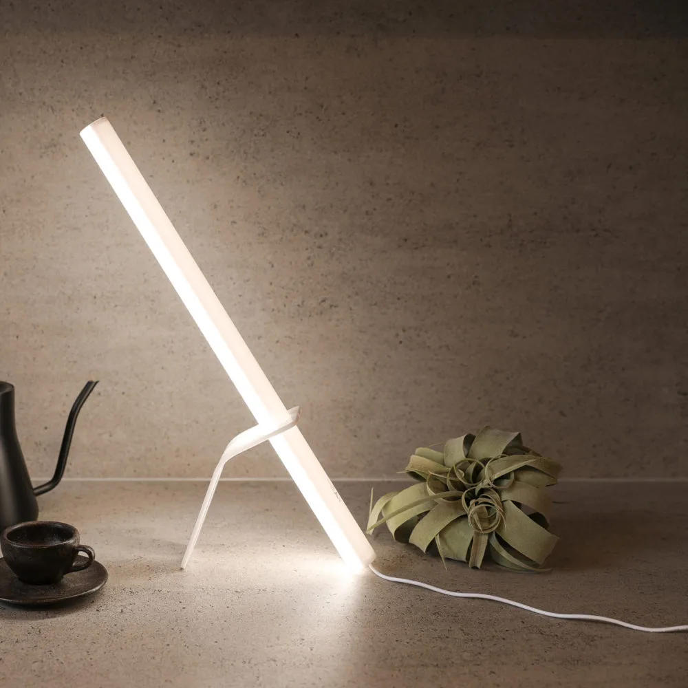 LEDランタン ポールライトをスタンドとして室内に設置し、コーヒーカップと植物を添えたインテリアシーン