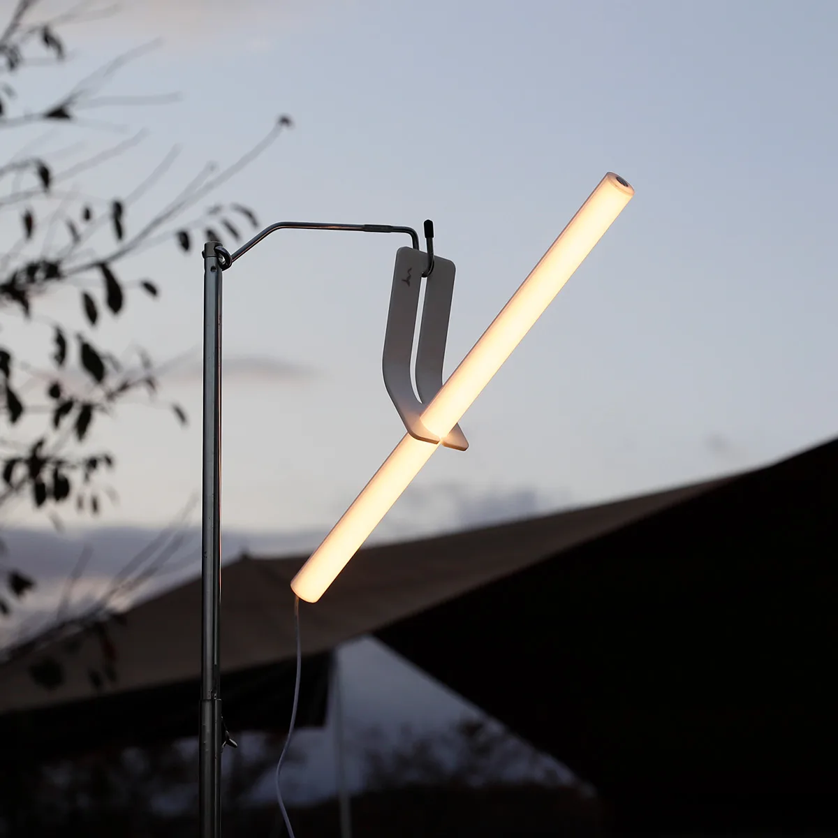 屋外ポールに取り付けたLEDランタン ポールライトが夕暮れ時に点灯している様子