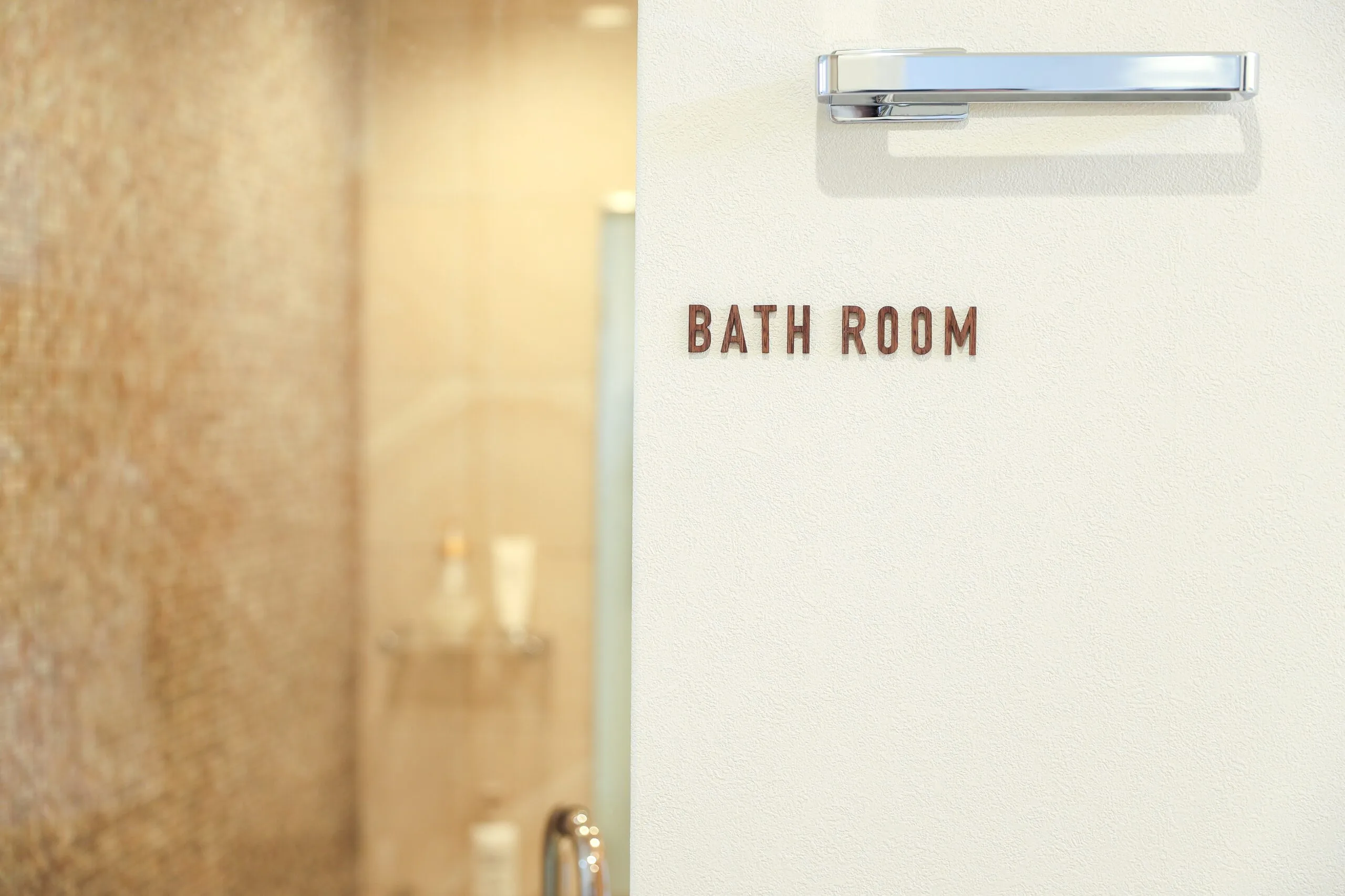 天然木のドアサインプレート「BATH ROOM」をホワイトドアに貼り付けたインテリア実例