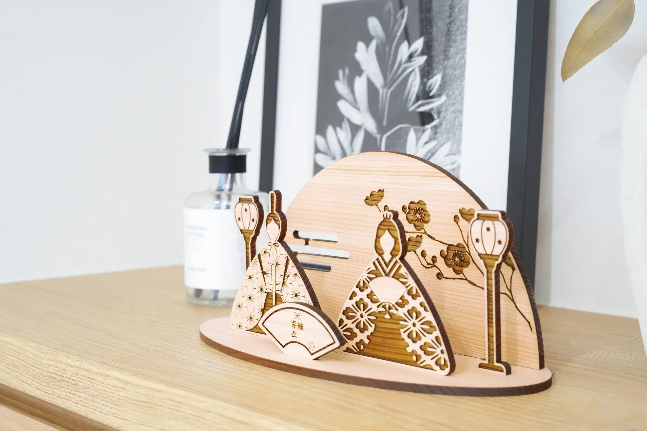 国産ヒノキ製卓上雛人形をナチュラルインテリアの棚に飾った様子