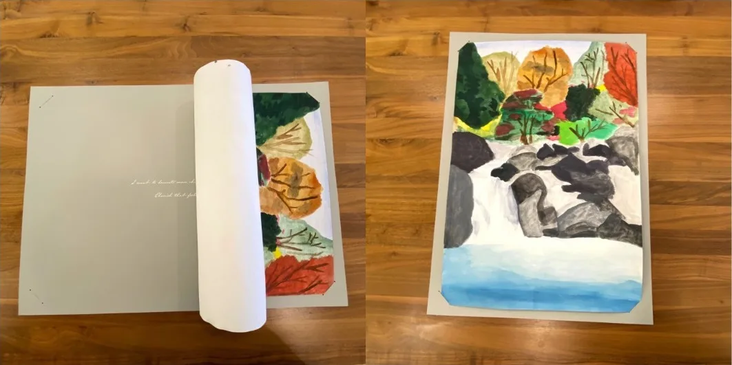 丸まった絵を台紙へ伸ばしながらセットする手順と完成した風景画