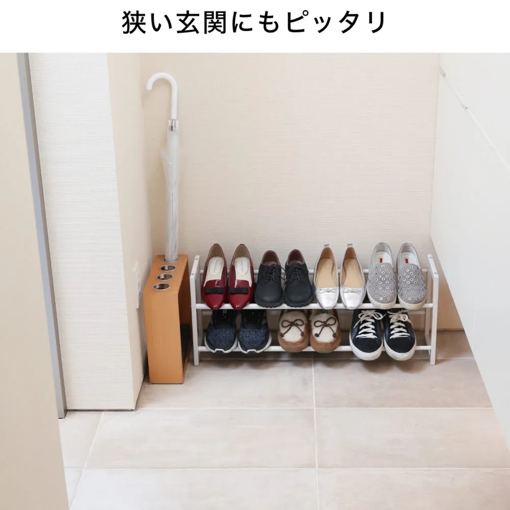 狭い玄関にホワイトの伸縮シューズラックを設置し2段にパンプスやスニーカーを収納した使用例