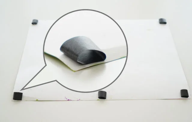 画用紙の四隅にマスキングテープを輪にして貼り付けるアレンジ手順1