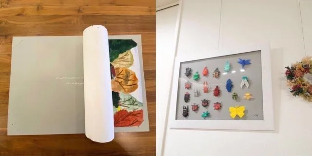 丸めた絵をペーパーフレームに広げる様子と折り紙昆虫の標本風ディスプレイ