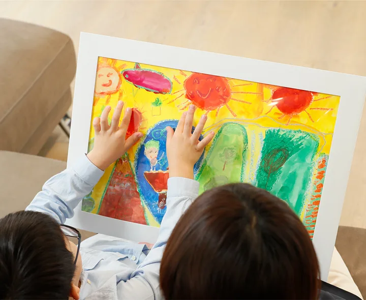 子どもたちの1学期の思い出を手軽に飾ろう、押しピン一つで飾れる「ペーパーフレーム」