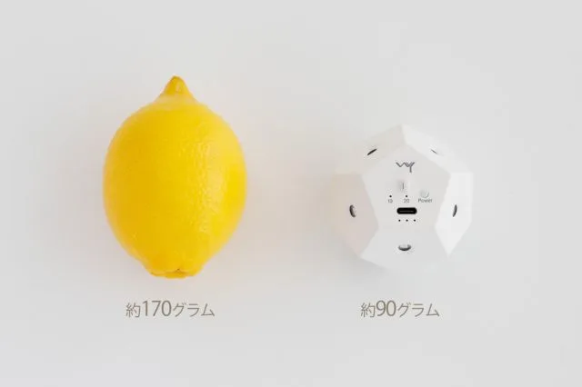 レモン（約170g）と並べたUV除菌ライトLUCE本体（約90g）のサイズ・重量比較