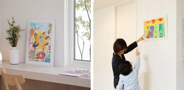 子供の花の絵を入れた白いペーパーフレームを机に置いた様子と、母子が壁に絵を飾っているシーン