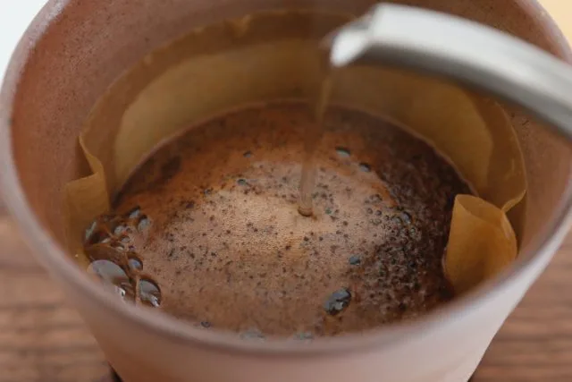 備前焼ドリッパーにお湯を注ぐ抽出シーン・コーヒーの蒸らし