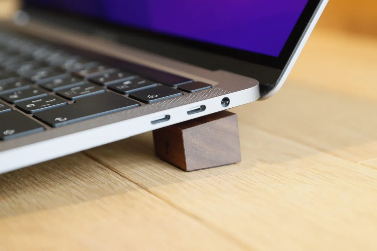 天然木製スタンドブロックでMacBookを斜めに持ち上げたノートPCスタンドの使用例